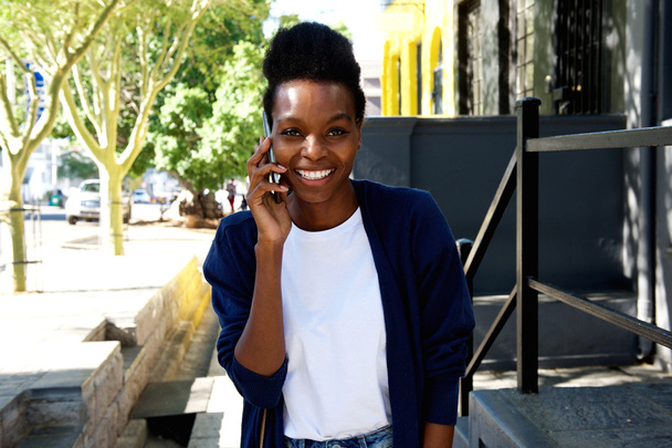 Hermosa mujer africana haciendo una llamada telefónica
 - Foto, Imagen