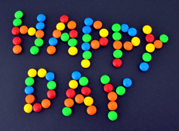 Feliz Día de letras de coloridos dragees
 - Foto, Imagen