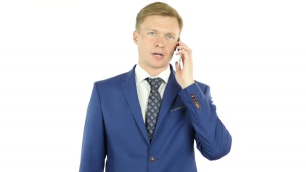 Молодий бізнесмен розмовляє по смартфону, відвідуючи телефонний дзвінок
 - Кадри, відео
