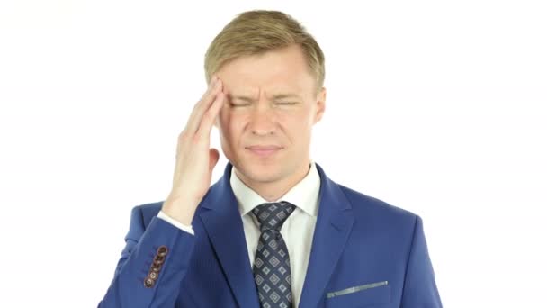 junger Geschäftsmann leidet unter Kopfschmerzen, die Schläfen vor weißem Hintergrund berühren - Filmmaterial, Video