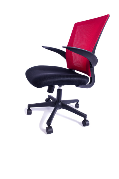 Rode bureaustoel geïsoleerd op de witte achtergrond - Foto, afbeelding
