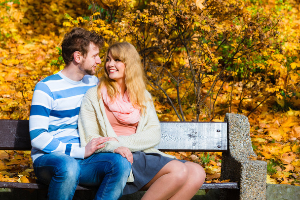 Lovers couple in autumn park on bench - Foto, immagini
