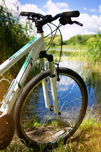 bicicleta na margem do rio - Foto, Imagem