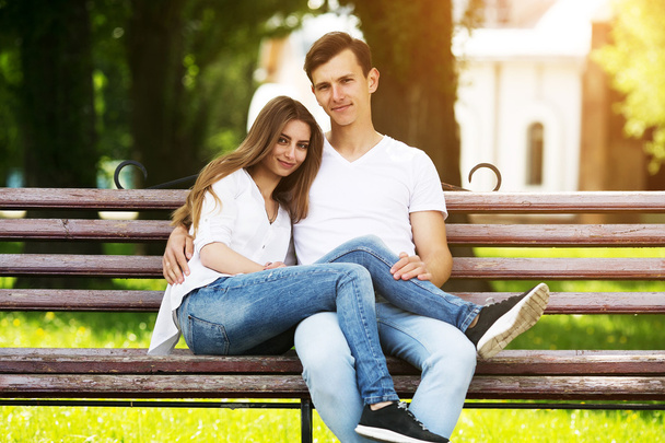 homme et femme sur un banc dans le parc
 - Photo, image
