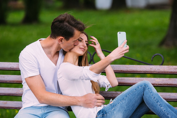 Mann und Frau machen Selfie im Park - Foto, Bild