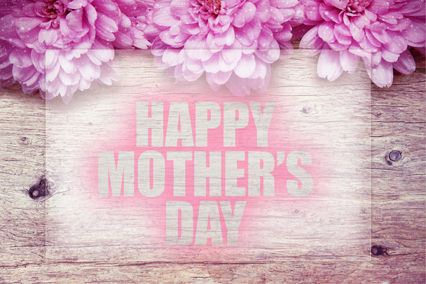 różowe kwiaty na drewniane z word szczęśliwą matką 's Day - Zdjęcie, obraz