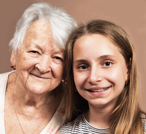  Grand-mère et petite-fille souriantes à la maison
 - Photo, image