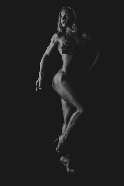 Mięśni kobiety w bikini - Zdjęcie, obraz