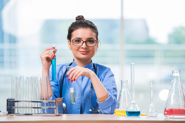 Femme médecin faire des tests chimiques en laboratoire - Photo, image