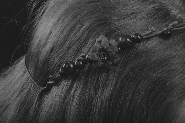 Bonita morena con una corona en el pelo, foto en blanco y negro
 - Foto, Imagen
