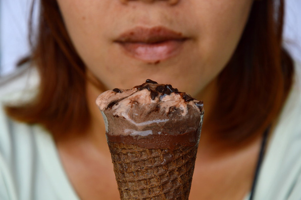 helado de chocolate delante de la mujer mancha labio
 - Foto, imagen