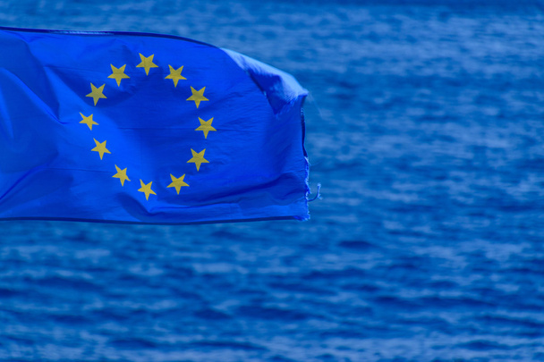 Flaga UE latające nad morzem - Zdjęcie, obraz
