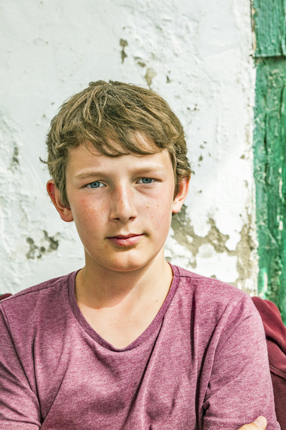  boldog, fiatal, tizenéves fiú portré - Fotó, kép