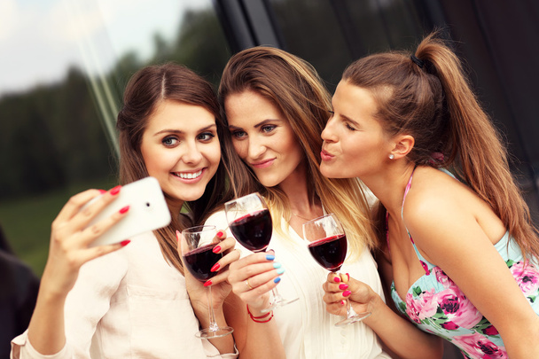 Přátelé s vínem, přičemž selfie - Fotografie, Obrázek
