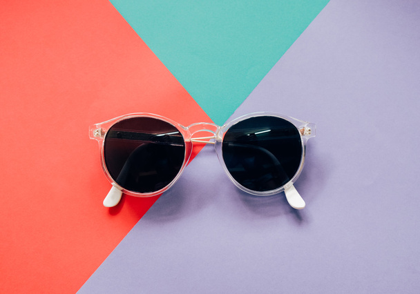 Модные солнцезащитные очки на минимальной красочности
  - Фото, изображение