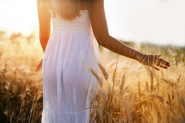 Beautiful woman in barley field - Fotó, kép