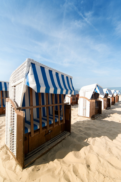 Cadeiras de praia em uma praia de areia
 - Foto, Imagem