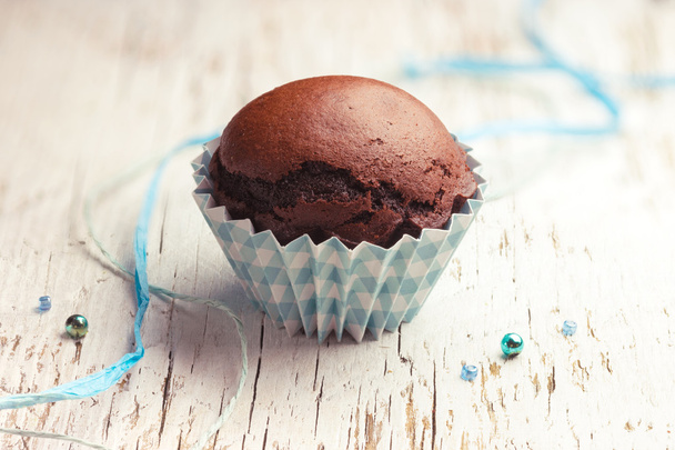 Muffin de chocolate en la mesa de madera
 - Foto, Imagen