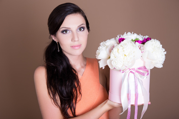 linda mulher segurando a caixa com flores de peônia - Foto, Imagem