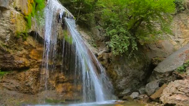 Strumienie pięknego wodospadu Dzhur Dzhur w ruchu - Materiał filmowy, wideo