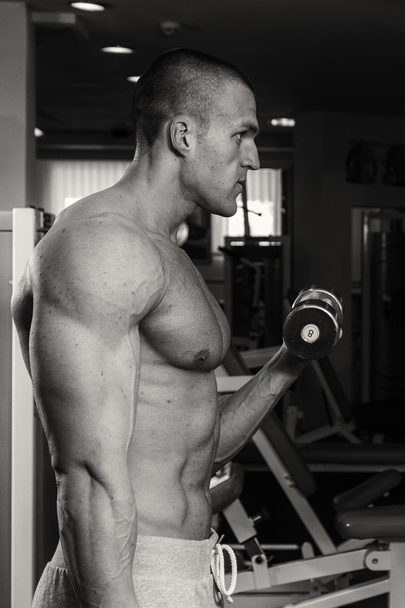 Testépítő férfi fikarcnyi súlyzó - Fotó, kép
