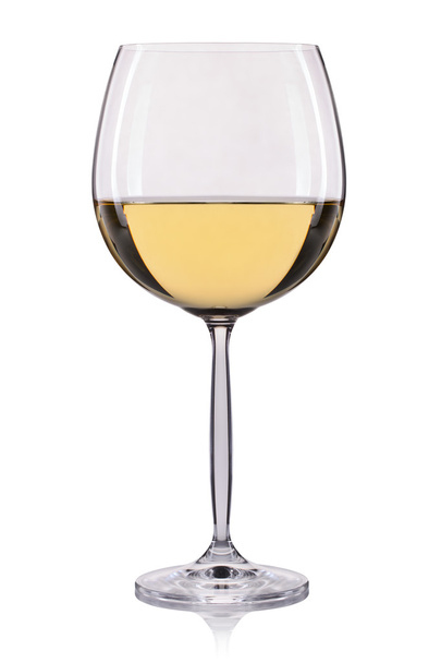 Weißwein in einem Glas isoliert auf weißem Hintergrund - Foto, Bild