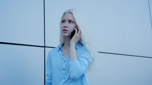 blonde business woman talking on the phone - Video, Çekim