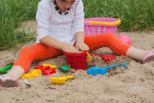 Diversão na praia com brinquedos coloridos
 - Foto, Imagem
