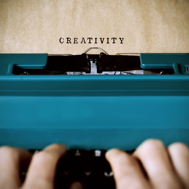 hombre escribiendo la palabra creatividad
 - Foto, imagen
