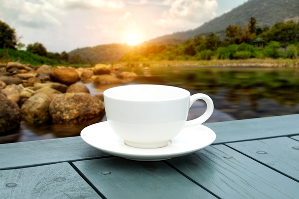 Tasse à café blanche sur la table verte le matin
. - Photo, image