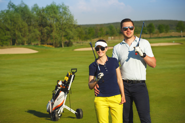 Genç kadın ve erkekler golf oynamak - Fotoğraf, Görsel