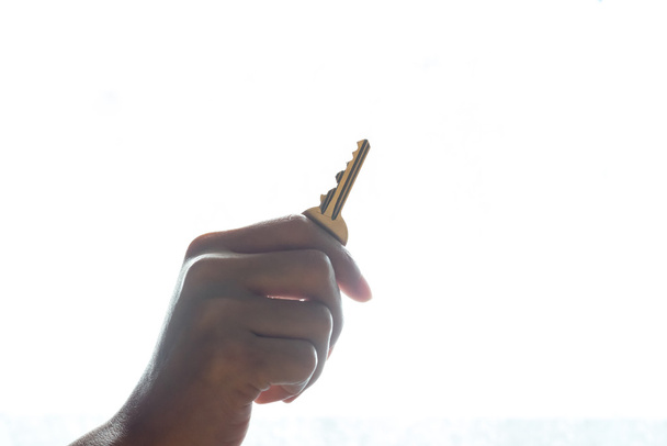vrouwelijke hand bedrijf sleutel - Foto, afbeelding