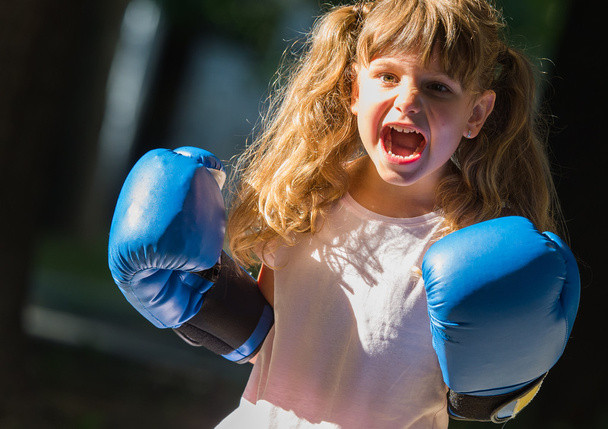 Pikkutyttö nyrkkeilyhanskat kädessä
 - Valokuva, kuva