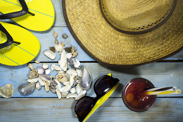 夏のアクセサリーは、フリップフ ロップ、帽子、サングラス、貝殻を反転します。 - 写真・画像