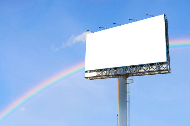 leere Plakatwand mit blauem Himmel und schönem Regenbogen für Werbung.  - Foto, Bild