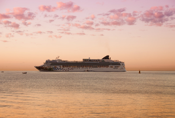 Cruise ship at dawn - Photo, Image