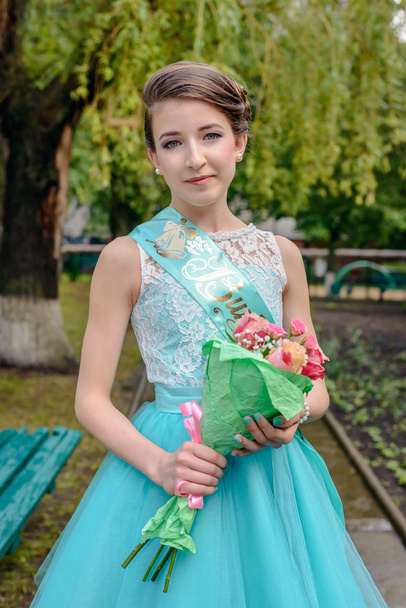 Mavi elbise ve buket sevimli tek genç kız - Fotoğraf, Görsel