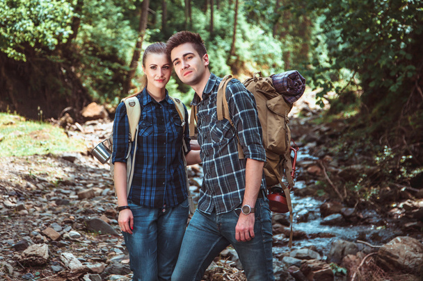 A couple hikers Hiking with backpacks - Valokuva, kuva