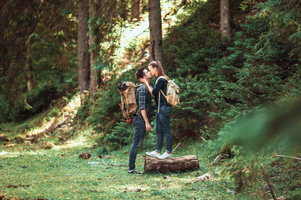 A couple hikers Hiking with backpacks - Φωτογραφία, εικόνα