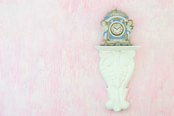 Reloj de porcelana vintage sobre fondo rosa. Copiar espacio
. - Foto, imagen