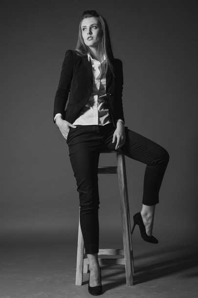 kız model Studio bir sandalye üzerinde poz - Fotoğraf, Görsel