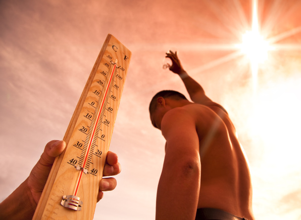 Homme jetant de l'eau pour la température de refroidissement et thermomètre main tenant sous la chaleur
 - Photo, image