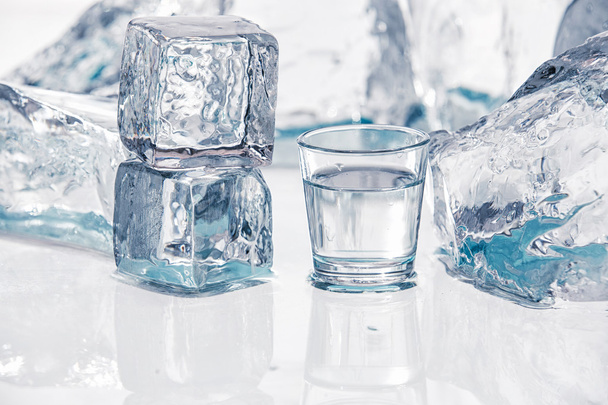 Ice cubes on the table - Foto, Imagen