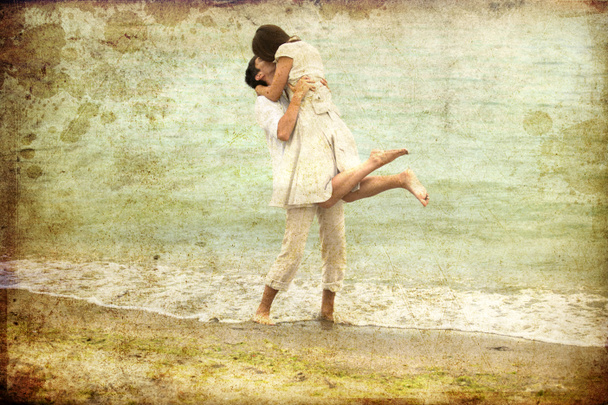 Пара поцелуев на пляже
. - Фото, изображение