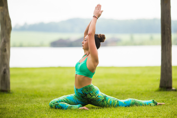 Yoga girl formación al aire libre sobre fondo de la naturaleza. Concepto de yoga
. - Foto, imagen