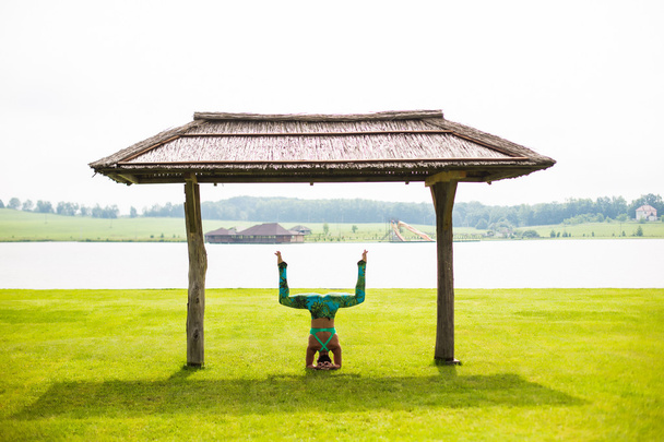 Yoga girl formación al aire libre sobre fondo de la naturaleza. Concepto de yoga
. - Foto, imagen