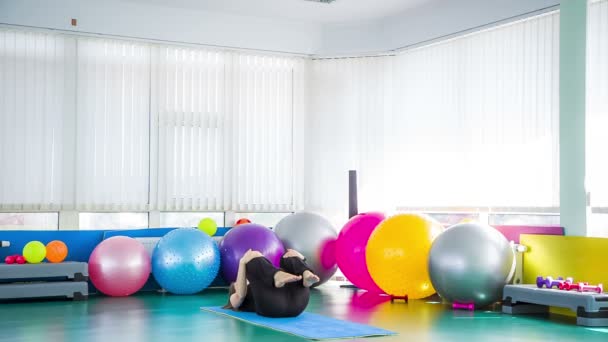 Fit Girl couché dans la pose de relaxation sur tapis d'exercice
 - Séquence, vidéo