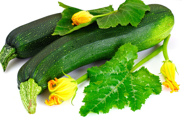 frische grüne Zucchini mit Blättern und Blüten - Foto, Bild