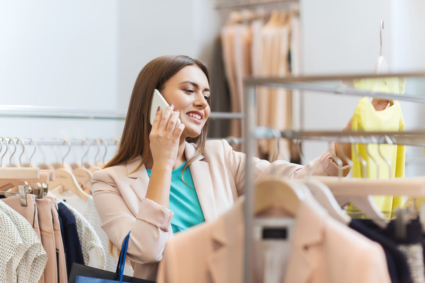 mulher chamando no smartphone na loja de roupas
 - Foto, Imagem