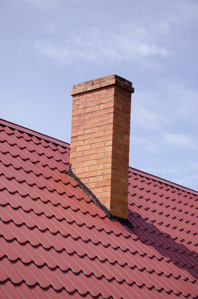 ブラウンはタイル張りの屋根黄色のレンガの煙突の空 - 写真・画像